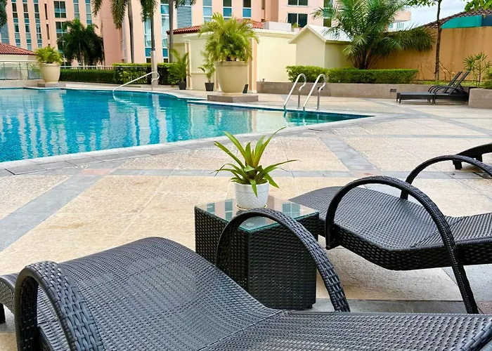 Venice Luxe Cozy 1 Bedroom, Pool, Netflix, Kitchen, Canal Mall Access For Max Of 3 Guests Only Apartment Manila